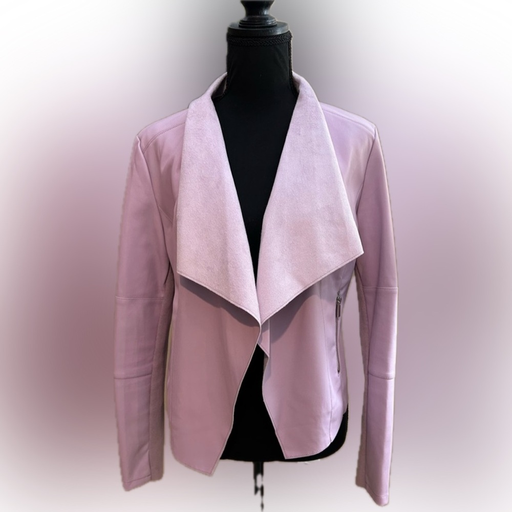 BAGATELLE WOMEN'S DRAPED FAUX
LEATHER CROPPED JACKET IN LILAC